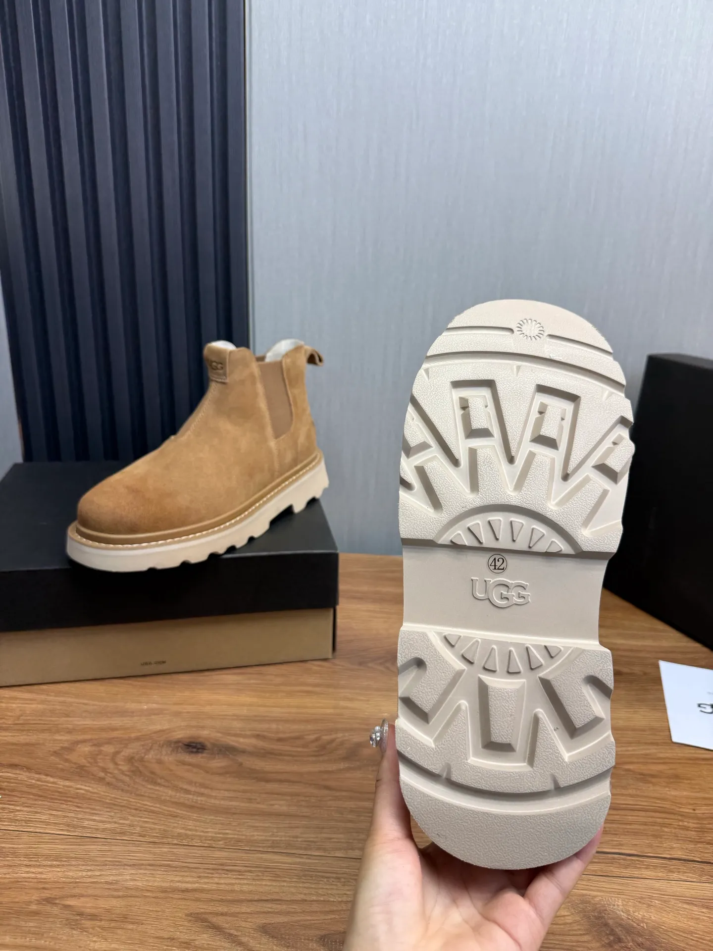Men's shoes 💰600💰 New UGG fur integrated men's simple and fashionable snow boots. The most worth buying at the end of this year are warm casual shoes. Whether you are out and about at home, their comfortable and warm performance will be your most suitable fashion companion! The material is cowhide upper and imported wool is used inside. Warm and comfortable! The eva+ rubber patch outsole is cushioned, non-slip and wear-resistant, and has good elasticity. It is light and wear-resistant, comfortable and soft, and the new simple cut is more fashionable. It has both practicality and fashion sense, so you no longer have to worry about how to match it in winter, while still maintaining your fashionable taste. High-quality genuine wool. Look at the details for the material! Size: 39-40-41-42-43-44-44 sneaker size
